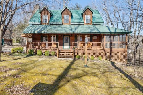 Creekside Cottage is peaceful welcoming dog friendly cabin with amazing views of the valley — 4-Star Luxury Hotel in Sevierville, United States