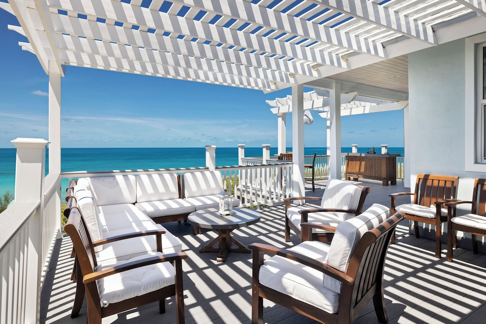 Oceanfront Hideaway: Luxurious Retreat With Stunning Views in Governor's Harbour, Bahamas
