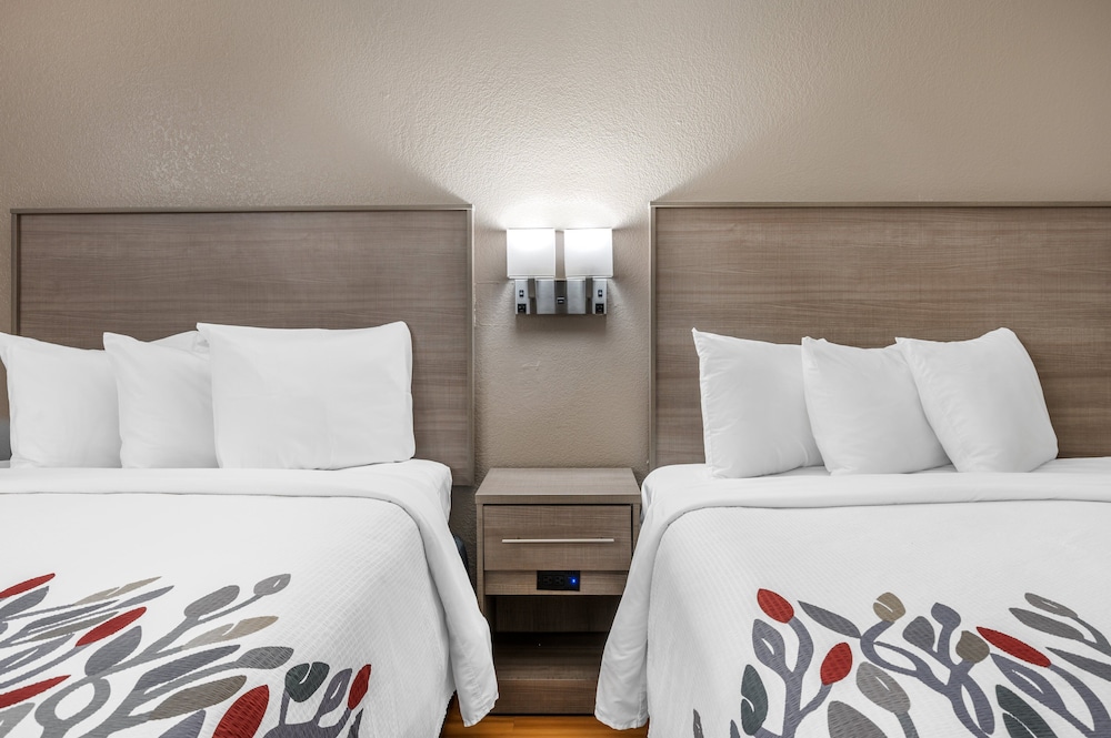 Red Roof Inn Greencastle South Cloverdale - photo 17
