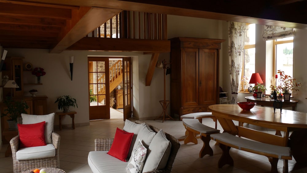 Aux 3 Sapins - carbon neutral hotel in Amplepuis