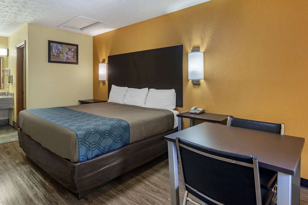 Econo Lodge Nashville North - photo 11