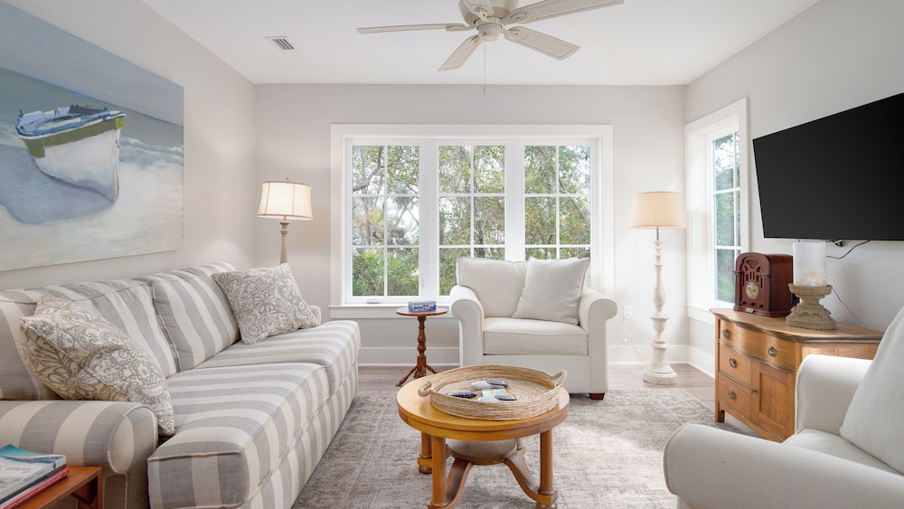 34 Seagrove Village Dr — 4-Star Luxury Hotel in Seaside, United States