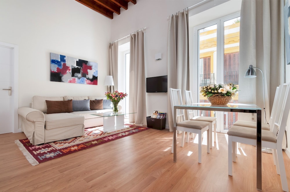 Prime Location 2 BD Apartement Next to the Town Hall Square. Zaragoza I — 4-Star Luxury Hotel in Sevilla, Spain