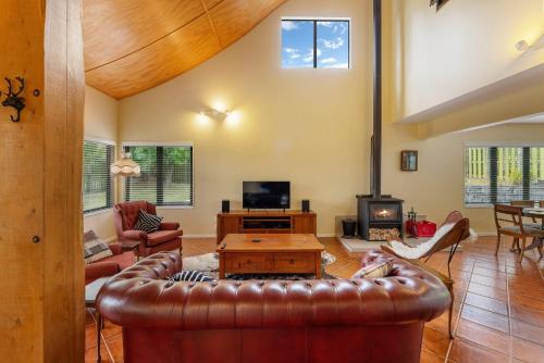 Lake Life Kinloch Taupo Holiday Home — 4-Star Luxury Hotel in Taupo, New Zealand
