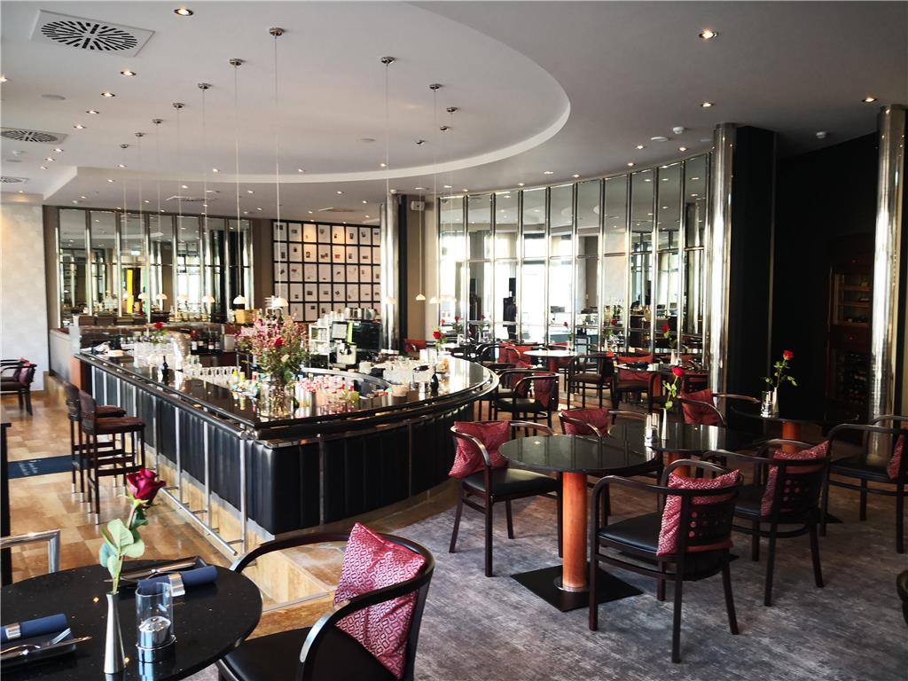 The stytlish ambiance of the restaurant No 9. invites people to enjoy international or regional specialties from a la carte.