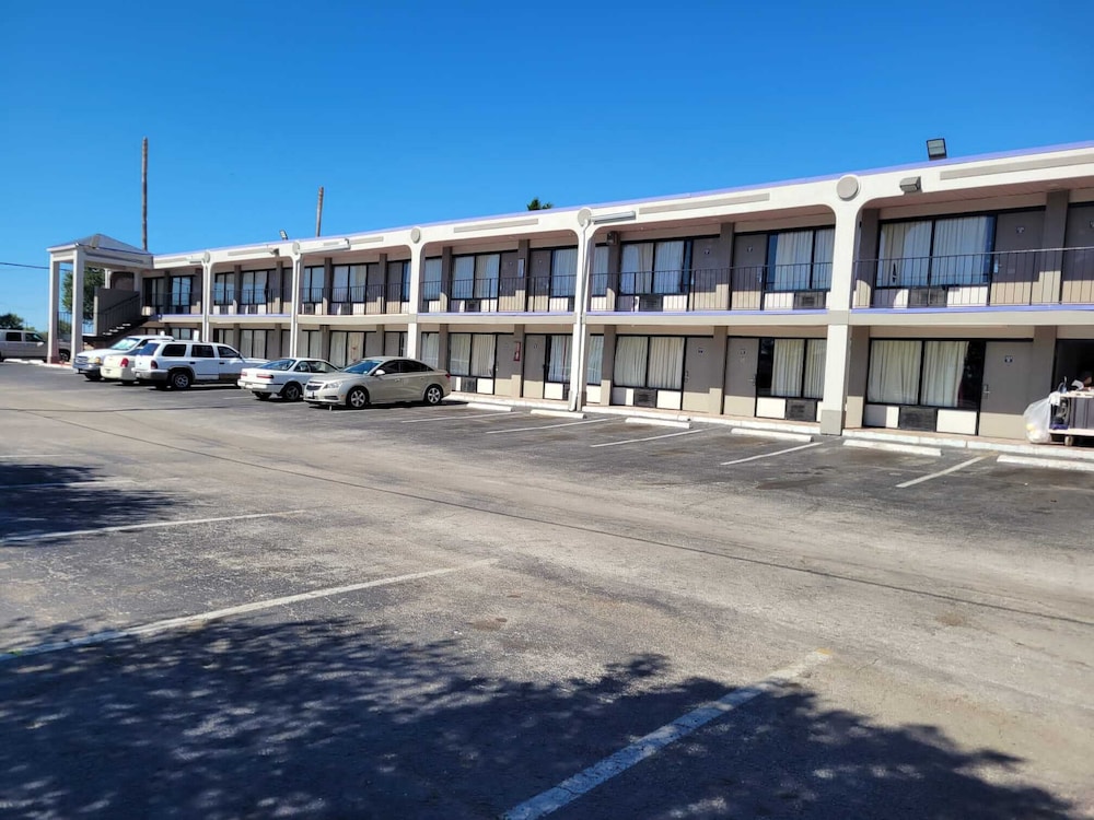 Knights Inn San Antonio near Frost Bank Center - photo 39
