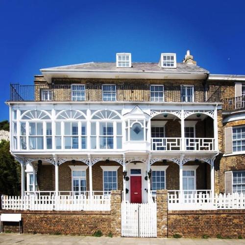 Flat 4 Marine Parade House 1 East Cliff Next to Dover Port White Cliffs Beach Castle — 4-Star Luxury Hotel in Dover, United Kingdom
