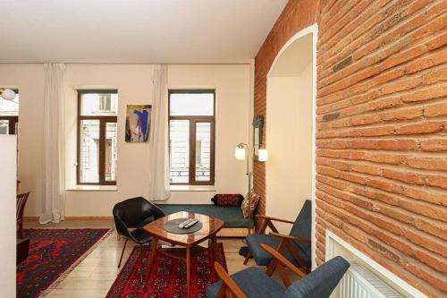 Vintage 2BR Apartment Managed By Wehost