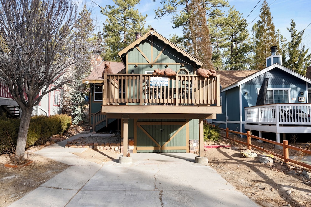 Big Bear Cottage Walk to Lake Smart TV Fireplace Deck — 4-Star Luxury Hotel in Big Bear Lake, United States