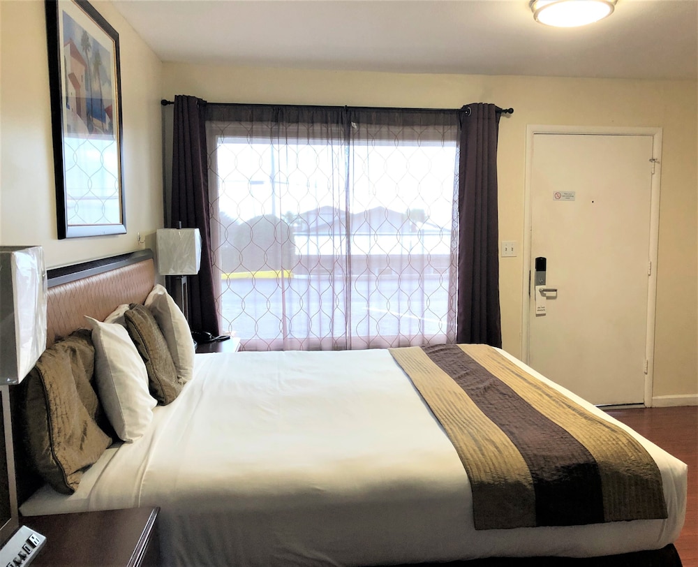 Blue Coast Inn and Suites - photo 9