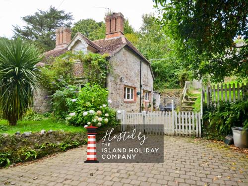 1 Apse Castle Cottage Chocolate Box Cottage Pet Friendly 16th Century Cottage surrounded by Ancient Woodland in Shanklin — 4-Star Luxury Hotel in Shanklin, United Kingdom