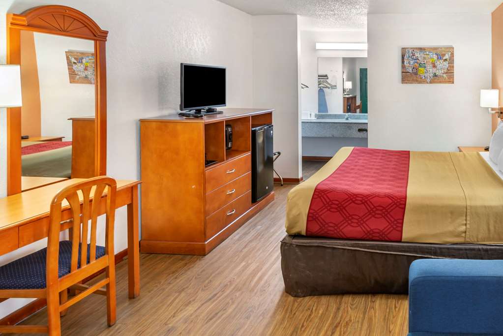 Econo Lodge Inn & Suites Albany North - photo 11