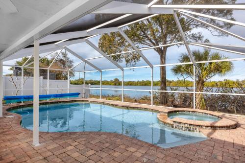 Blue Heron Lakeview Pool Home Close to Clearwater — 4-Star Luxury Hotel in Largo, United States
