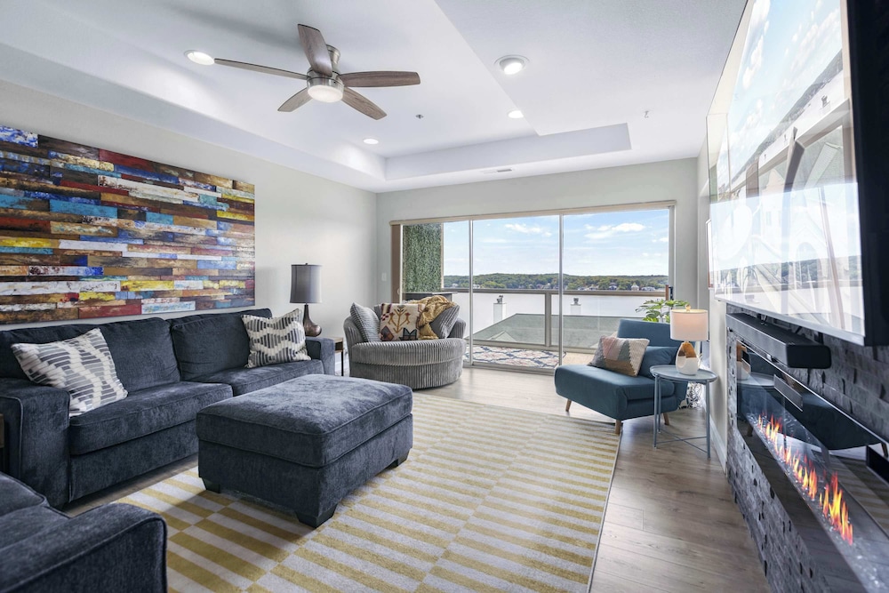 Emerald Bay Oasis Sleeps 6 — 4-Star Luxury Hotel in Lake Ozark, United States