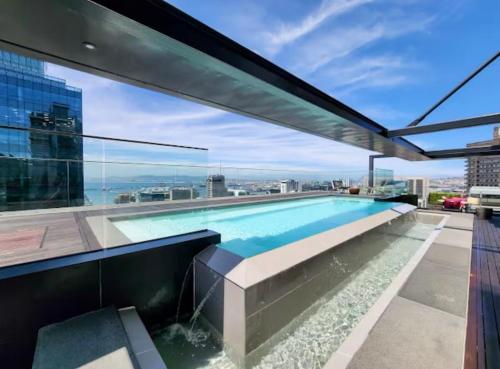 Skyline views Stylish Studio with Pool parking no load shedding — 4-Star Luxury Hotel in Cape Town, South Africa