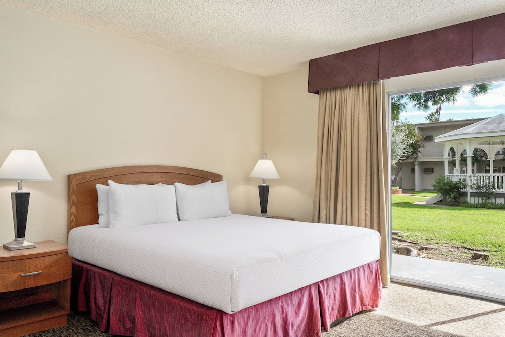 Golden Sails Hotel - photo 12