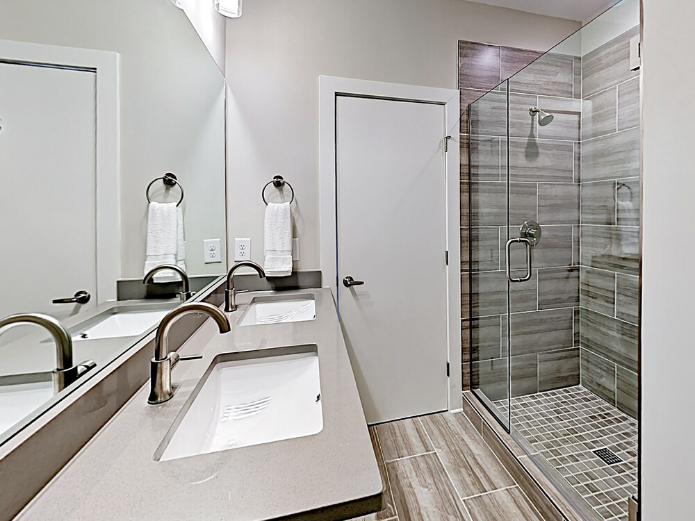 Visually Stunning 2BR 1.5BA Near Downtown Balcony w City View Nashville - photo 20