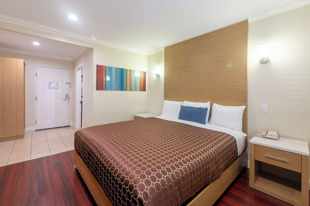 Hollywood City Inn - photo 21