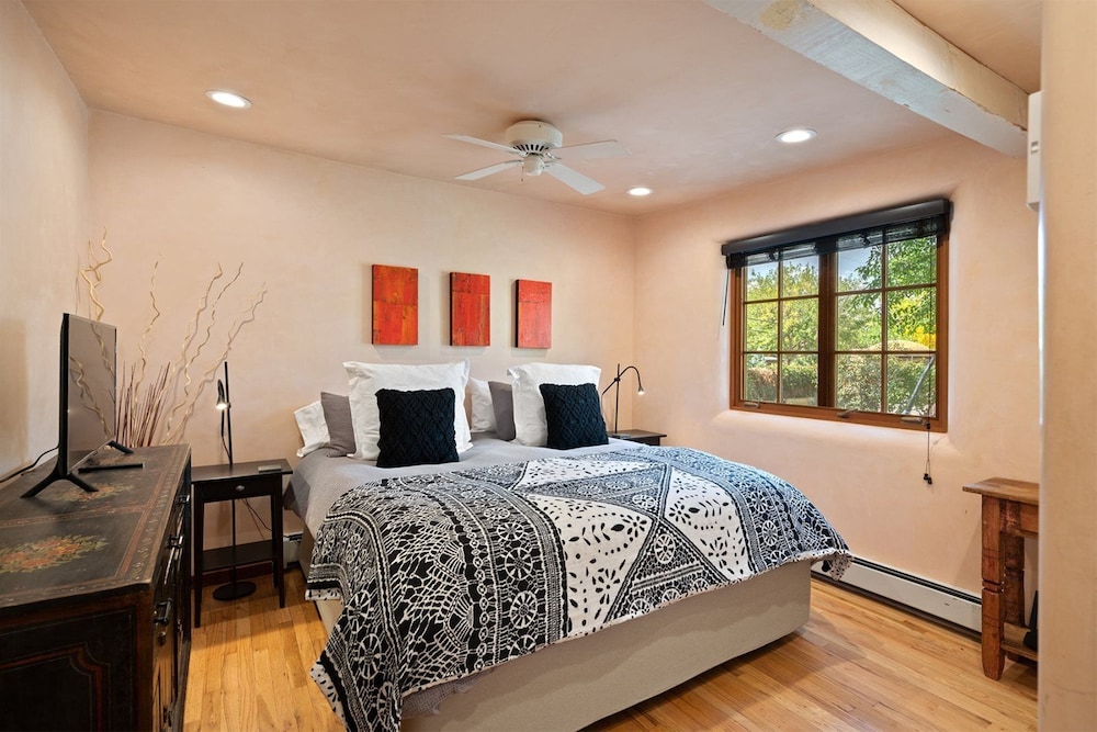 Casita de las Aves Unbeatable Location Spacious Yard in Santa Fe, United States