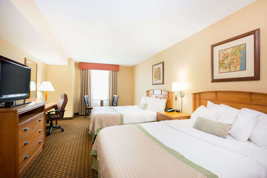 Ramada by Wyndham Des Moines Tropics Resort & Conference Ctr - photo 9