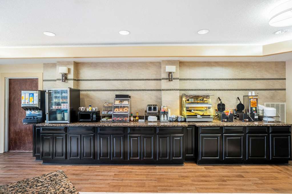 La Quinta Inn & Suites by Wyndham Hot Springs - photo 55