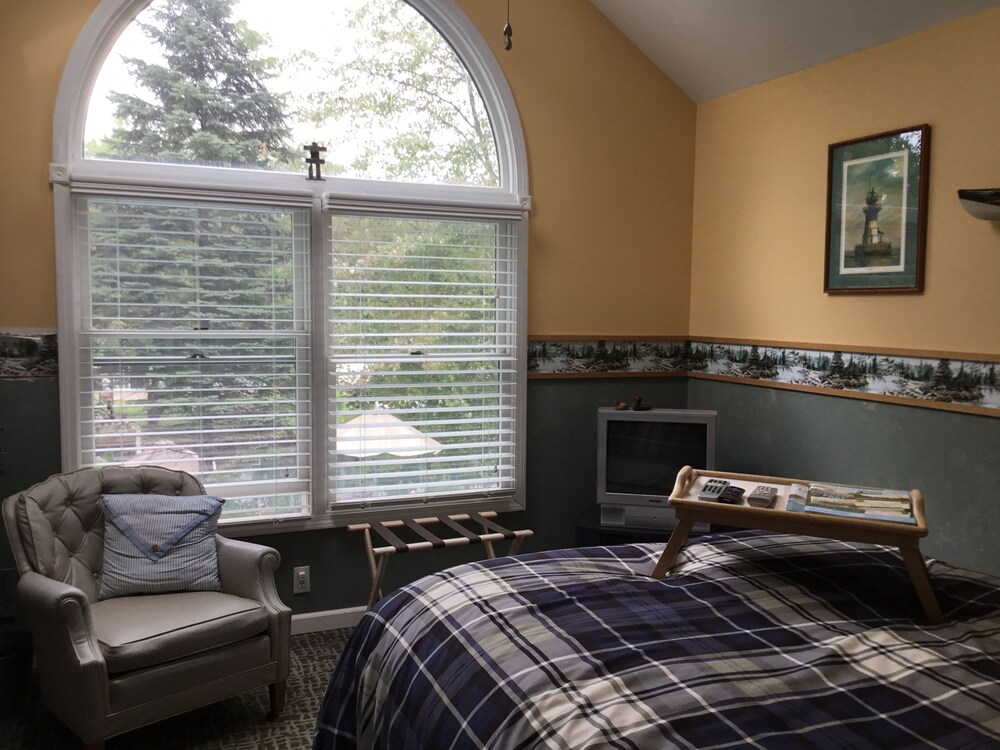 The Harsens Island Getaway Resort - photo 17