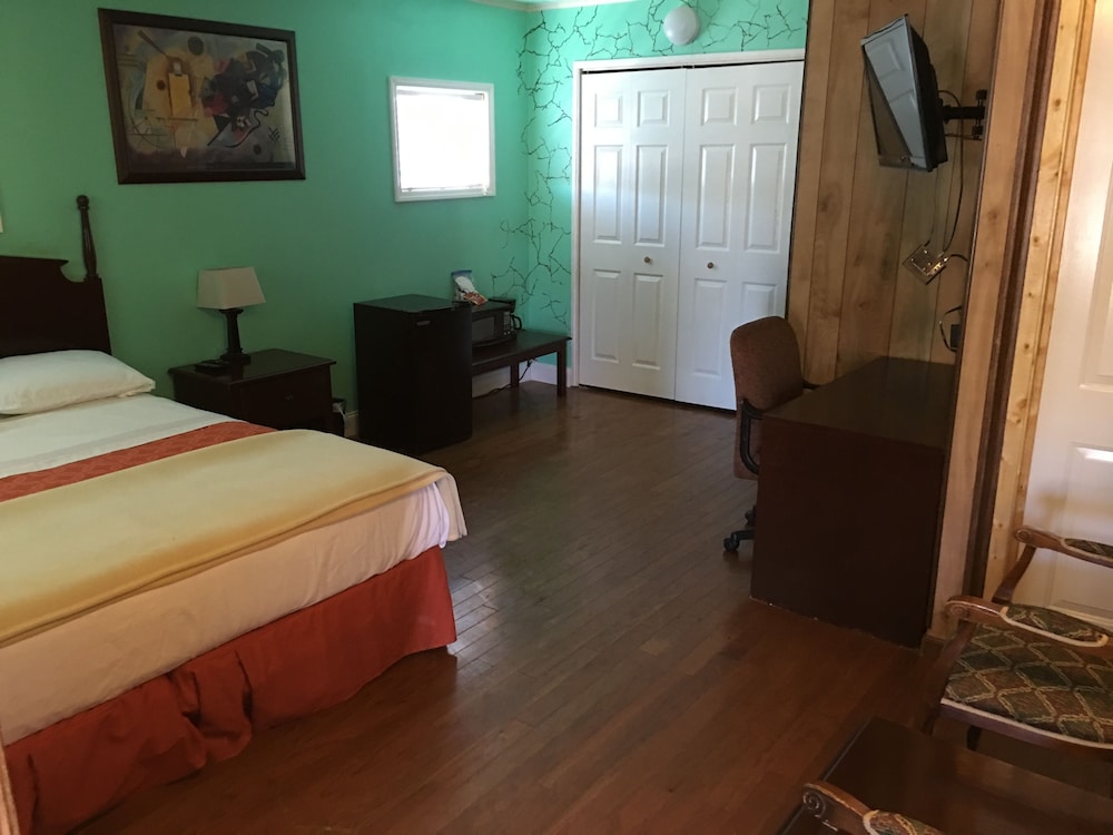 Dixie Plaza Hotel - photo 18
