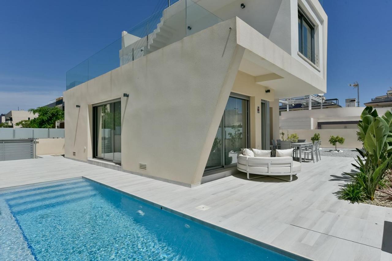 Casa Mazal Lujosa Villa Independiente a 150m Del Mar — 4-Star Luxury Hotel in Pilar De La Horadada, Spain