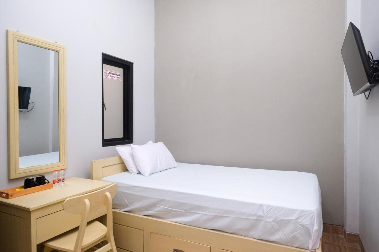 DR Living Syariah Solo Mitra RedDoorz in Surakarta, Indonesia