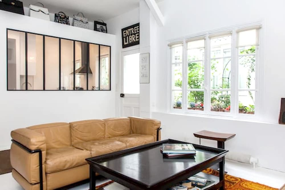 Maison Antoinette Paris MaisonNomadeChic — 4-Star Luxury Hotel in Paris, France