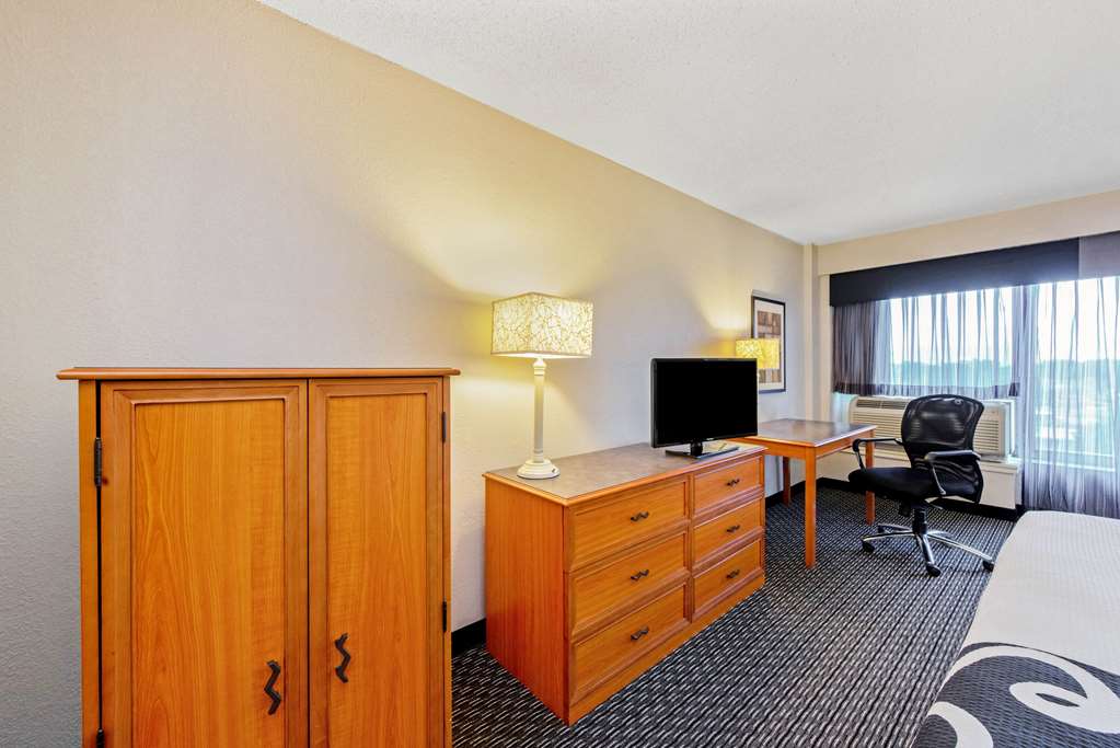 La Quinta Inn & Suites by Wyndham New Orleans Airport - photo 24