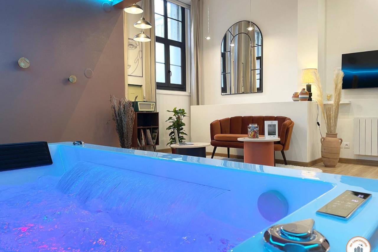 L’orient Express Jacuzzi SPA Parking Loft in Le Havre, France