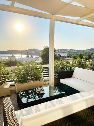 Blue Bay Vouliagmeni Luxury Apartment — 4-Star Luxury Hotel in Athens, Greece