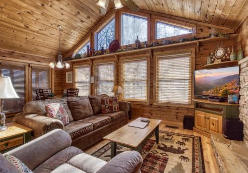 A Trinity View Relax & Unwind Cabin with Games Hot Tub & Plenty of Space — 4-Star Luxury Hotel in Sevierville, United States
