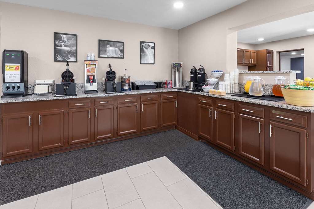 Super 8 by Wyndham Bridgeport Clarksburg Area - photo 28