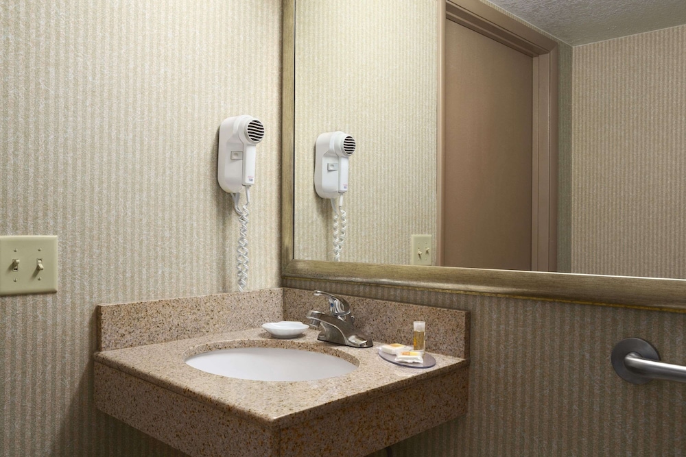 Days Inn by Wyndham Rock Falls - photo 26