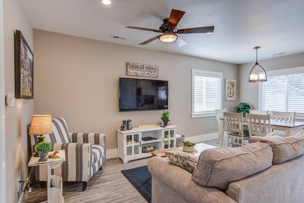 The Olympic Guest House 2 Bdrm Modern Perfection — 4-Star Luxury Hotel in Colorado Springs, United States