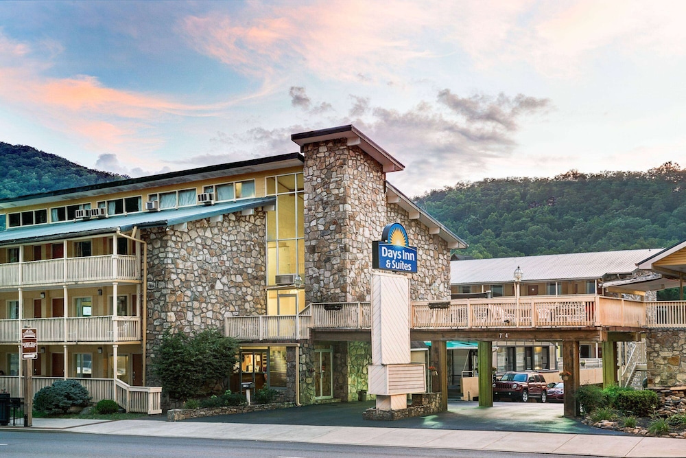 Days Inn & Suites by Wyndham Downtown Gatlinburg Parkway — hotel in Gatlinburg