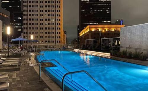 Stylish 3BR High Rise with Pool Hot Tub & Rooftop Views — 4-Star Luxury Hotel in Los Angeles, United States