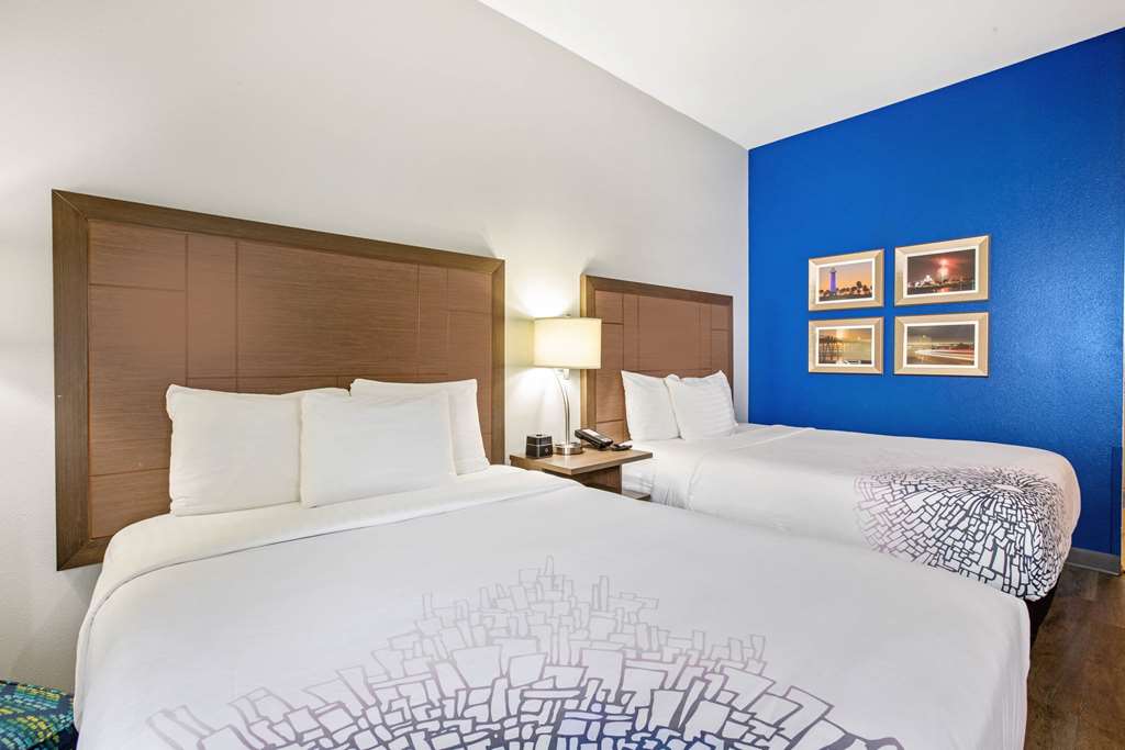 La Quinta Inn & Suites by Wyndham NE Long Beach Cypress - photo 13