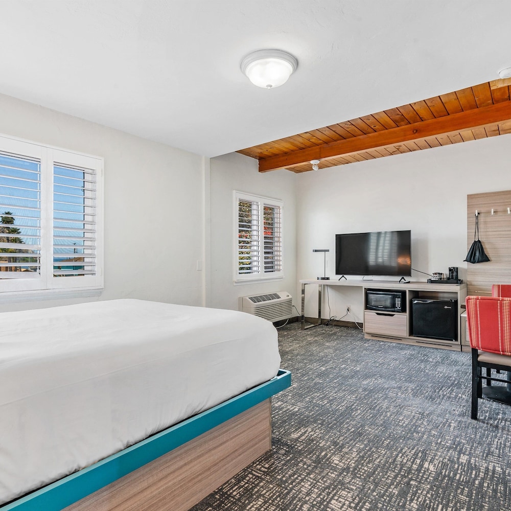 Pacific Shores Inn - photo 35