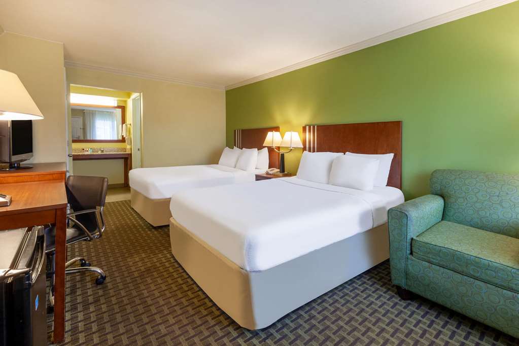 Days Inn by Wyndham Austintown - photo 16