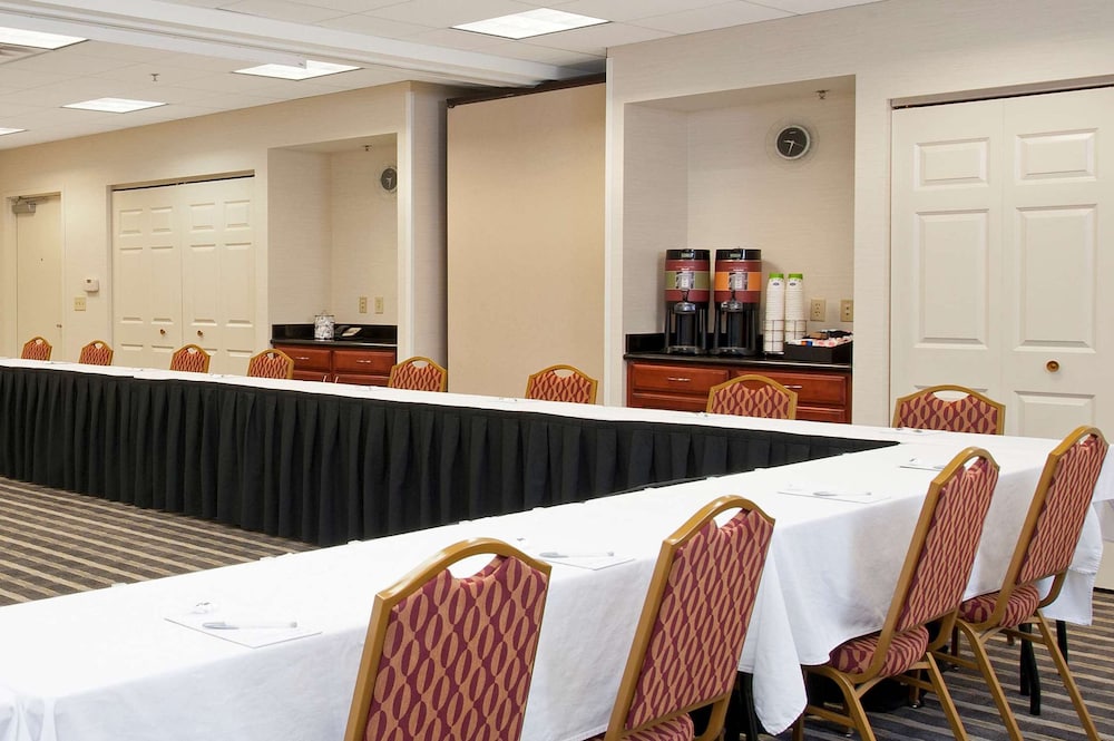 Hampton Inn & Suites Bloomington Normal - photo 39