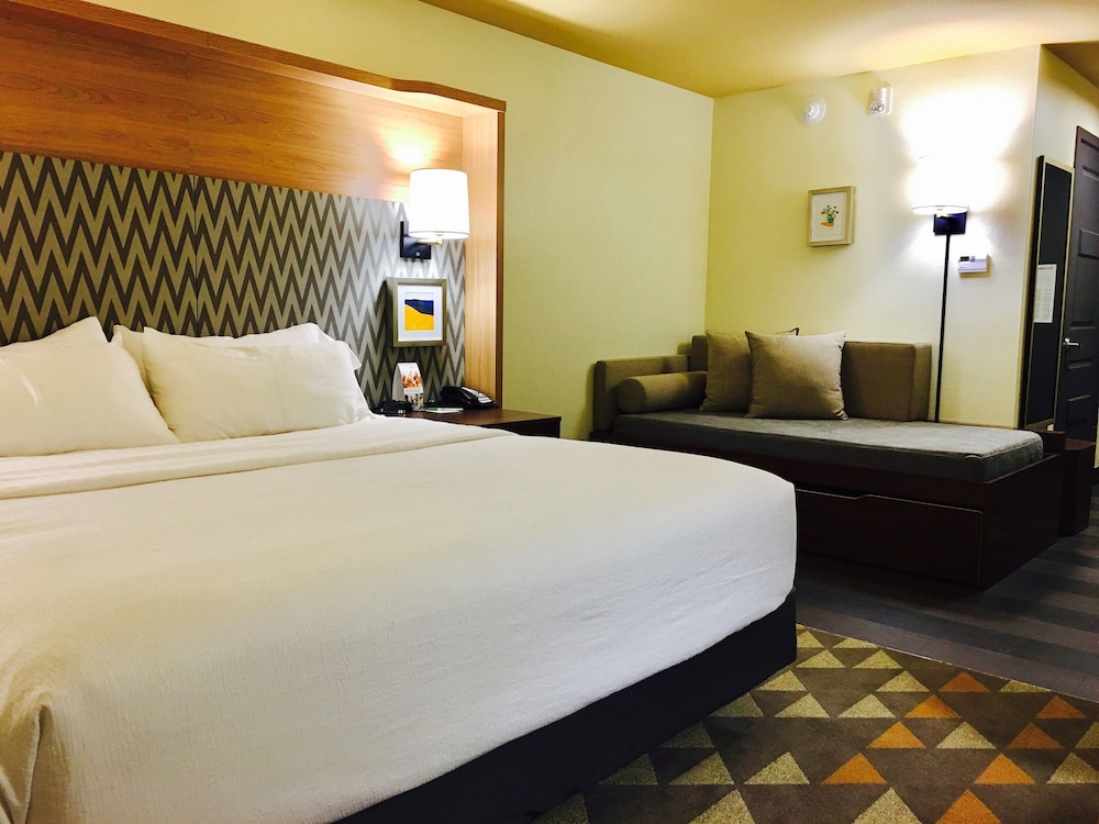 Holiday Inn Kansas City Airport by IHG - photo 10