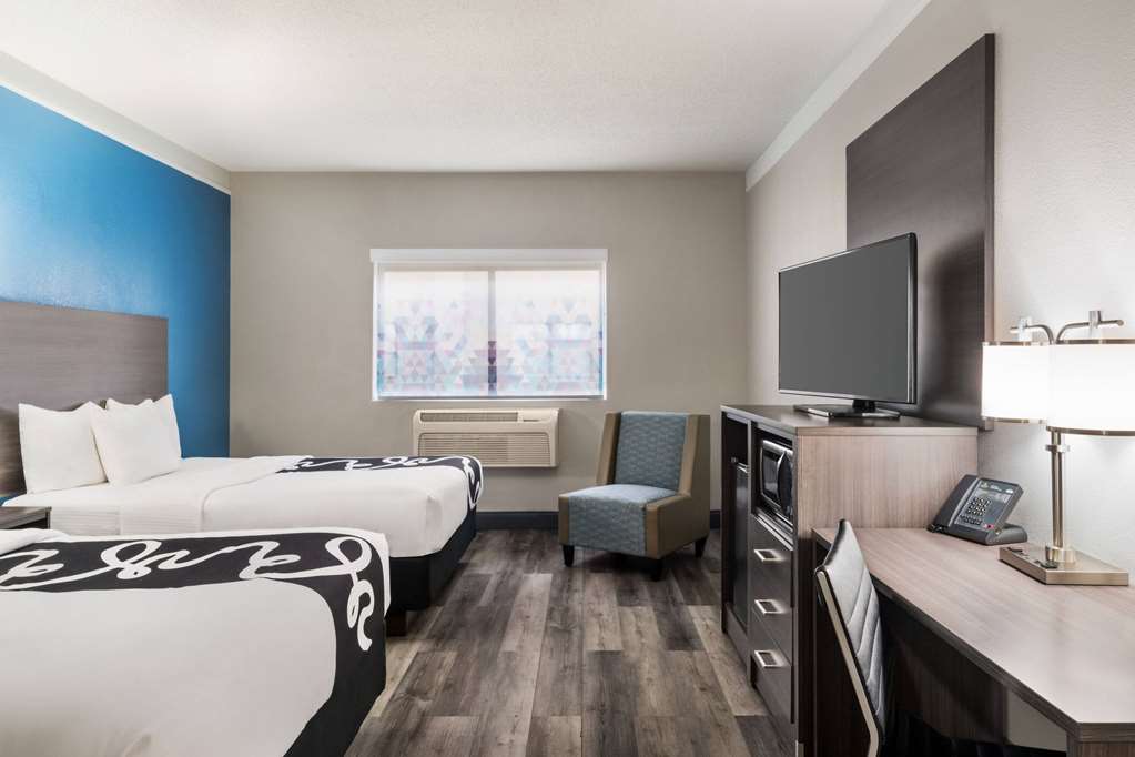La Quinta Inn & Suites by Wyndham Round Rock North - photo 27