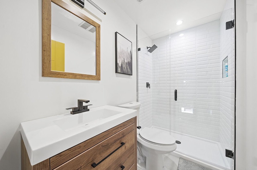 Downtown LA Stylish Bedrooms - photo 31