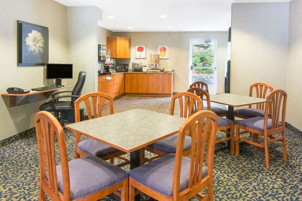 Microtel Inn & Suites by Wyndham Hazelton Bruceton Mills - photo 15