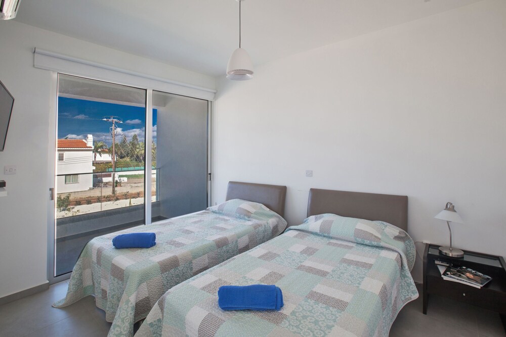 Celebrity Villa Hollyoaks 1