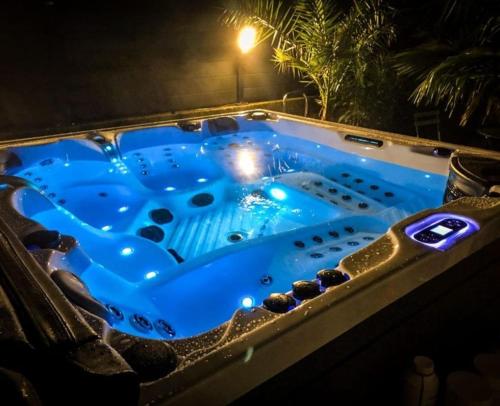 Studio Avec Jacuzzi - carbon neutral hotel in Saint-Fons