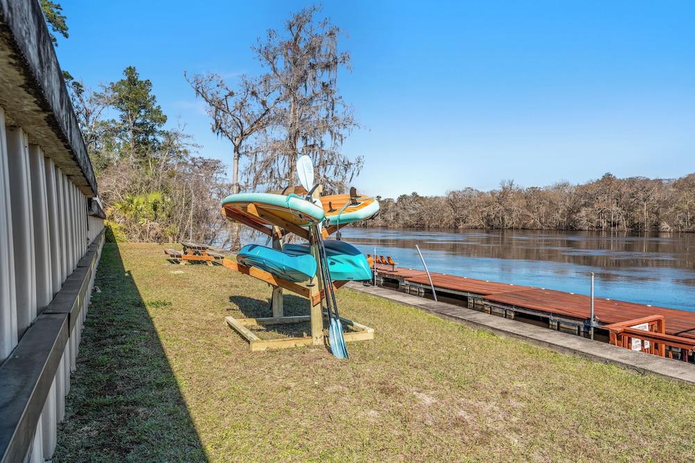 Suwannee Gables Motel and Marina - photo 27